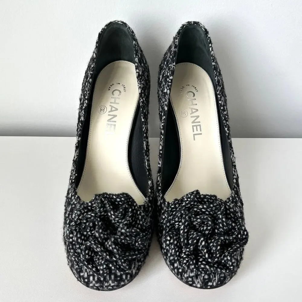 CHANEL 2010 CC Tweed Camellia Flower Heel Pumps Black White IT 38.5